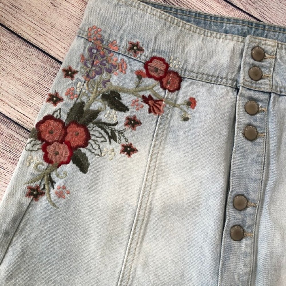NWT C P Jeans Denim Floral Embroidered Skirt Sz 9 - Picture 4 of 4